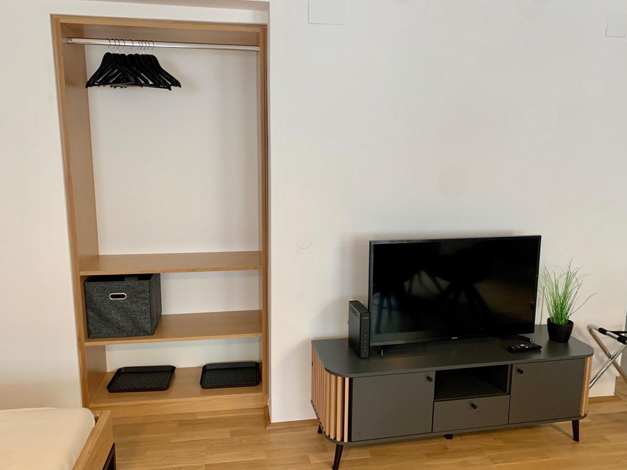 Air-Conditioned, Quiet Apartment With A Terrace In Center Of St Poelten - Smart Tv Sankt Poelten Kültér fotó